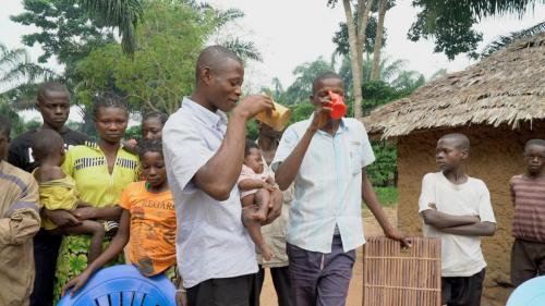 Nágrannar drekka kaffi saman