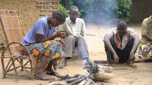 Þorpsbúar biðjast fyrir saman áður en haldið er til vinnu
