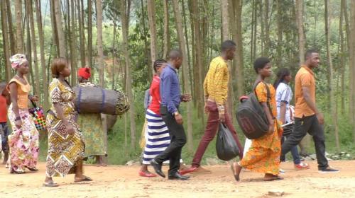 Þrjár stuttmyndir sem fylgja með heimildamyndinni Víkkandi faðmur voru birtar í dag á vefnum Bahai.org. Þessi mynd er af fólki úr samfélagi í Kongó, sem er eitt af þeim svæðum þar sem heimildamyndin var tekin. 