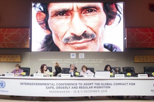 Aðalritari Sameinuðu þjóðanna António Guterres (fyrir miðju) talar við Louise Arbour, sérstakan fulltrúa Sameinuðu þjóðanna um alþjóðlega fólksflutninga, meðan á samráðstefnu ríkisstjórna sem kölluð var saman til að skrifa undir samning um örugga, skipulega og regulbundna fólksflutninga. Til vinstri eru Michelle Bachelet, aðal mannréttindafulltrúi Sameinuðu þjóðanna og María Fernanda Espinosa Garcés (önnur frá vinstri), forseti 73ja þings allsherjarþingsins. (Ljósmyndina tók Sebastien Di Silvesto fyrir Same