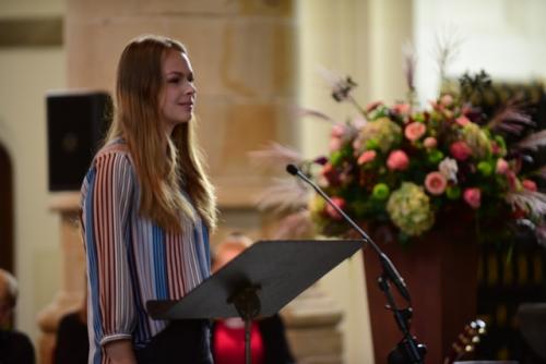 Namara van Bekkum, sextán ára ungmenni, fulltrúi hollenska bahá'í samfélagins, flutti aðal ávarpið á Degi prinsins.