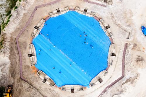 Loftmynd af grunni þjóðartilbeiðsluhúss í Kongó.