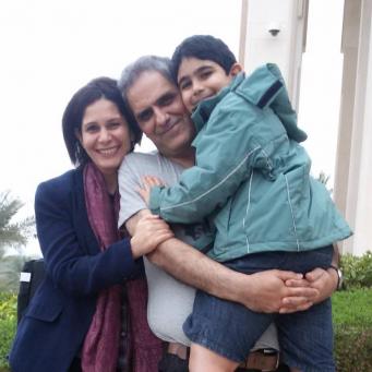 Dr. Hoda Þabet ásamt eignmanni sínum, Nabeeh Naimi og syni þeirra, Shadman.