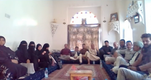 Árásin í Sanaa, Jemen, átti sér stað þegar hópur bahá‘ía höfðu safnast saman á einkaheimili til að kjósa stjórnarfarsstofnun bahá‘í samfélagsins á landsvísu. 