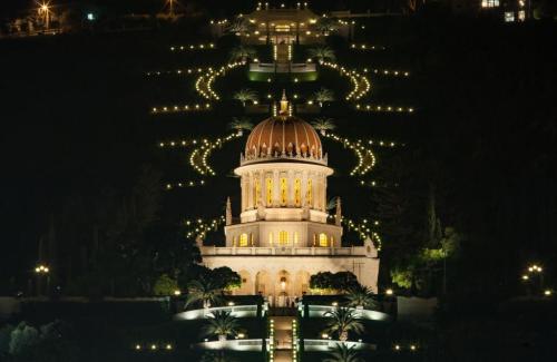 Helgidómur Bábsins á Karmelfjalli er upplýstur að nóttu til.