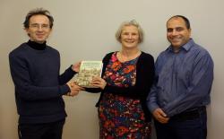 Háskólabókavörður tekur við einni fræðibókinni