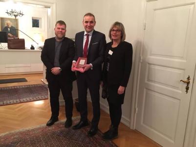 Bahá'íar afhenda Guðna Jóhannessyni forseta tvær bækur