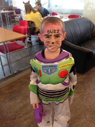 Þessi litli drengur var í glæsilegum búning