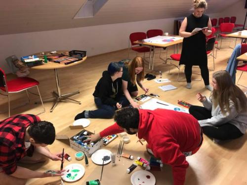 Ungmennin teiknuðu myndir byggðar á bahá'í ritningargreinum.