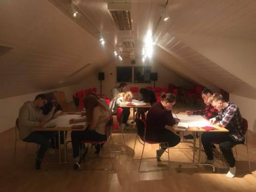 Ungmennin námu rit bahá'í trúarinnar af miklum áhuga og athygli.