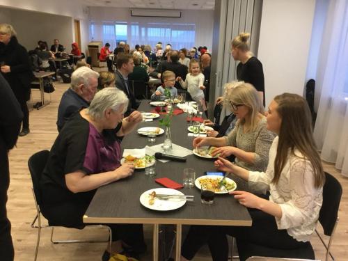 Gestir gæða sér á ljúfengum veitingum.