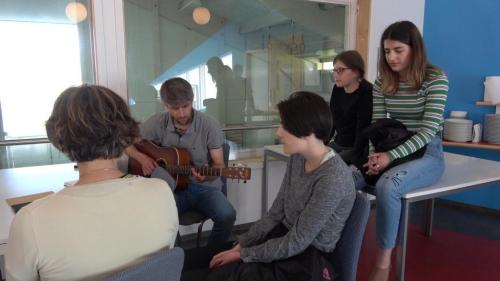 Bahá'í fjölskylda frá Færeyjum skemmti gestum skólans með söng