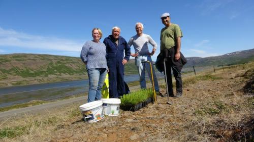 Vaskur hópur tilbúinn til að hefjast handa við gróðursetninguna þetta sumarið. Frá vinstri: Eygló Gísladóttir, Böðvar Jónsson, Roger Lutley og Shamim Taherzadeh 