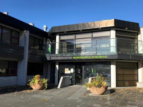 Inngangur þjónustumiðstöðvarinnar í Gerðubergi