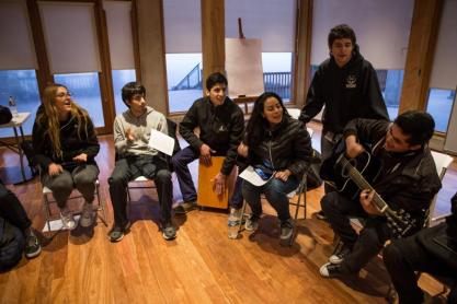 Unglingar sækja uppbyggjandi námskeið á vegum bahá'í samfélagins