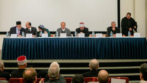 (Frá vinstri) Emír Muhammad Sharif Odeh, Aðstoðarritari Alþjóðlega bahá'í samfélagsins Shervin Setareh, rabbí Naama Dafni-Kelen, biskup Michel Dubost, sheikh Jaber Mansour, sheikh Rashad Abo Alhigaa, og faðir Yousef Yakoub töluðu í pallborðsumræðum um mikilvægi þess að efla gagnkvæmt umburðarlyndi og sambúð. Rabbíinn David Metzger, sem er ekki á myndinni, tók einnig þátt í pallborðsumræðunum.