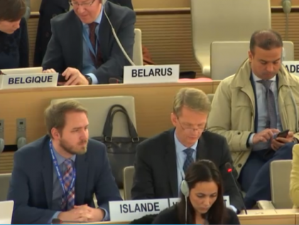 Mynd frá Genf þar sem Harald Aspelund, sendiherra Íslands, heldur ræðu