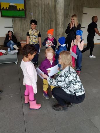 Börnin fengu viðurkenningarskjöl fyrir þátttökuna í vetur