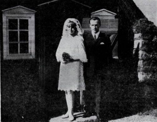 Bahá'í brúðhjón fyrir framan Árbæjarkirkju að vígslu lokinni.