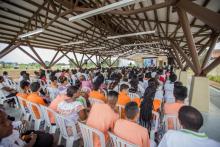 Rúmlega 300 áhorfendur hlusta á Nilma Aguilar lesa skilaboð Allsherjarhúss réttvísinnar um vígslu bahá'í tilbeiðsluhússins sem var vígt fyrir nokkrum dögum. Þessi dagskrá er hluti af sérstakri dagskrá sem nefnist “Fyrsta heimsókn mín í bahá'í tilbeiðsluhús,” sem haldin verður næstu 3 vikurnar.