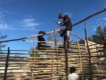 Tveir ungir bahá'íar Frederico Coutinho (efst, fyrir miðju) og Elisha Antonio (vinstri) ferðuðust frá öðrum samfélögum í Beira, Mozambique (suð austur Afríku) til að aðstoða íbúa í Dondo við að endureisa byggingar sem eyðilögðust þegar fellibylurinn Idai gekk yfir svæðið. Á þessari mynd eru þeir að endurbyggja heimili í Dondo, ásamt hópi annarra bahá'í ungmenna. Nánar má lesa um þetta starf í frétt frá Alþjóðlegu bahá'í fréttaveitunni. Þar er einnig hægt að horfa á myndband um uppbyggingarstarfið og skoða l