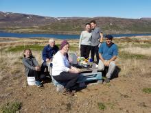 Vinnuhópurinn í kaffipásu. Jóhann Jochumsdóttir stendur fyrir miðri mynd, við hlið sonar síns.