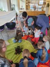 Foreldrar aðstoða börn sín á Ridvánhátíðinni sem haldin var í þjóðarmiðstöðinni