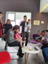 Börn og foreldrar þeirra hlusta á sögu um hreinlæti.