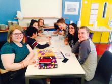 Unga fólkið á góðri stund á sumarskólanum