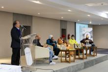 Mohamed ben Mousa meðlimur Bahá'í samfélagsins í Túnis heldur ræðu á samkomu sem Bahá'í samfélagið hélt í samstarfi við óháð félagasamtök til að ræða um nýjar hugmyndir um réttindi þegnanna.